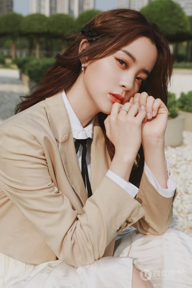 欧阳娜娜可爱甜美穿搭在户外公园享受美好时光写真美照