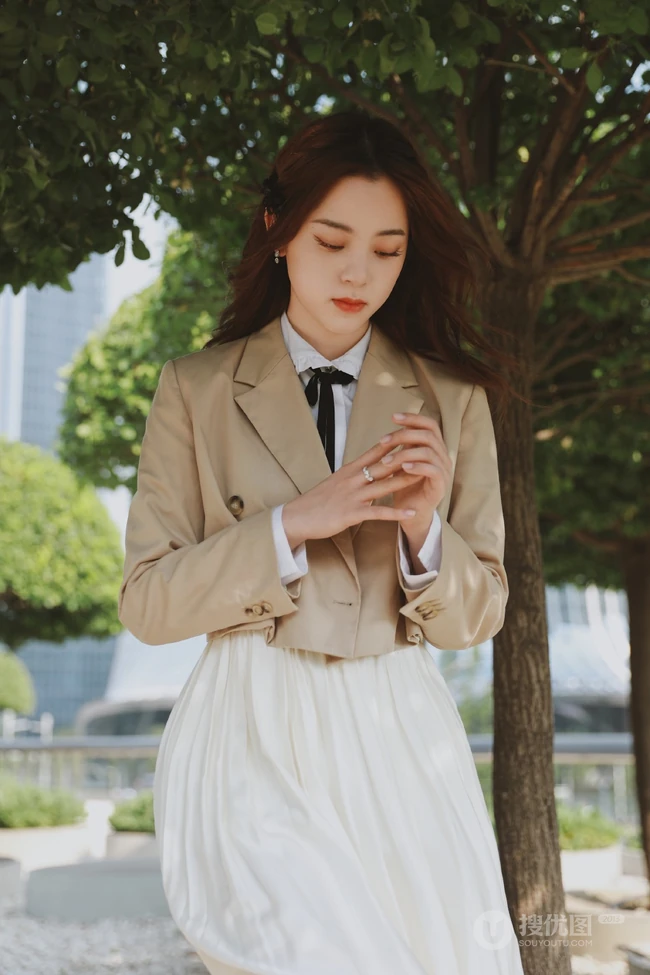 欧阳娜娜可爱甜美穿搭在户外公园享受美好时光写真美照