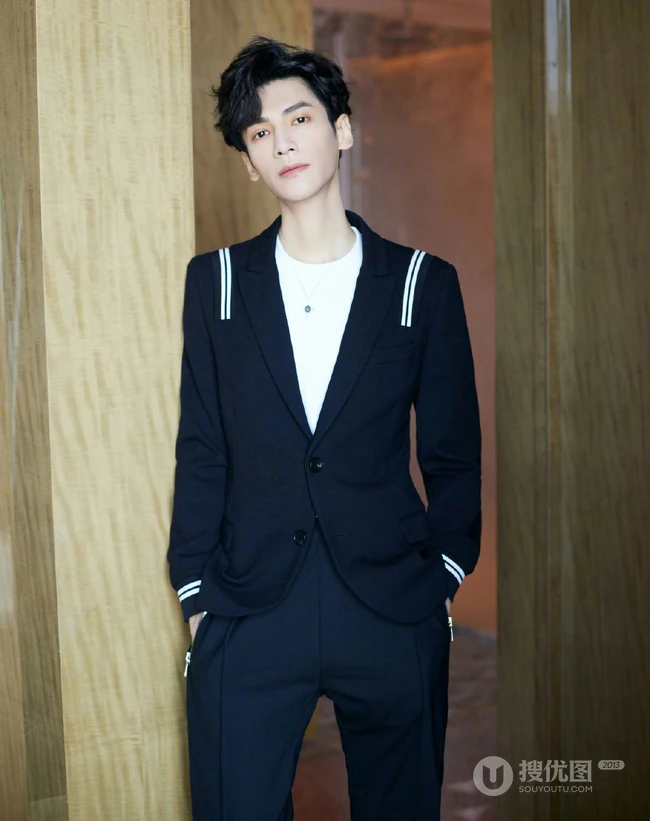 罗云熙帅气机长小西服居家写真照片