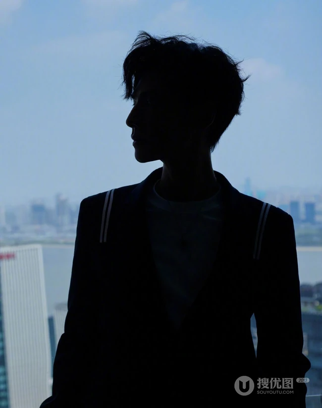 罗云熙帅气机长小西服居家写真照片