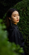 徐艺洋酷靓全黑look短裤搭配红色小包户外公园青草地写真美照