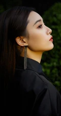 徐艺洋酷靓全黑look短裤搭配红色小包户外公园青草地写真美照