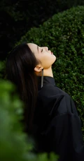 徐艺洋酷靓全黑look短裤搭配红色小包户外公园青草地写真美照