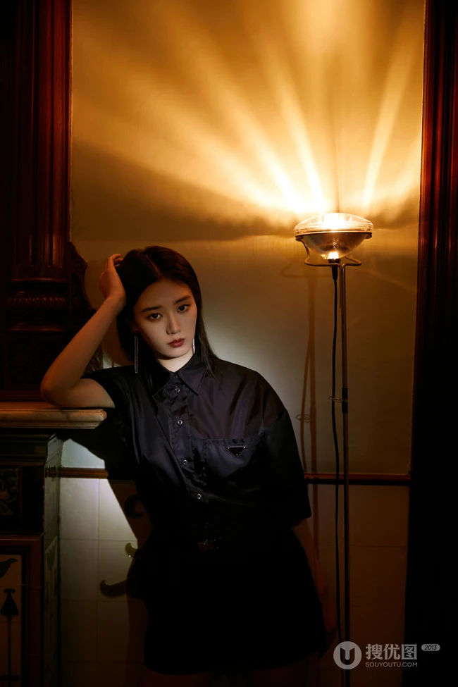 徐艺洋酷靓全黑look短裤搭配红色小包户外公园青草地写真美照
