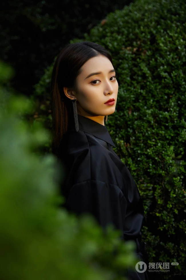 徐艺洋酷靓全黑look短裤搭配红色小包户外公园青草地写真美照