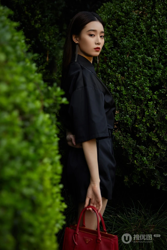 徐艺洋酷靓全黑look短裤搭配红色小包户外公园青草地写真美照