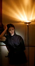 徐艺洋酷靓全黑look短裤搭配红色小包户外公园青草地写真美照