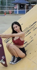马来西亚网红女生沛妤气质紧身裙，紧身衣系列穿搭显凹凸有致身段生活照片