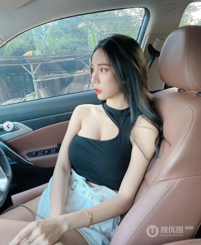 马来西亚网红女生沛妤气质紧身裙，紧身衣系列穿搭显凹凸有致身段生活照片