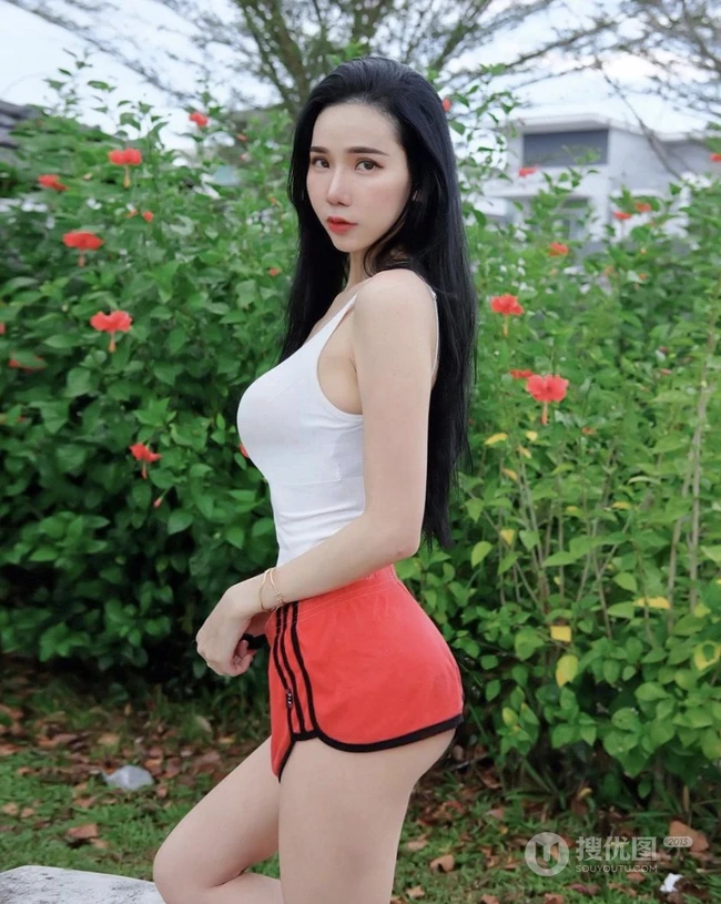 马来西亚网红女生沛妤气质紧身裙，紧身衣系列穿搭显凹凸有致身段生活照片