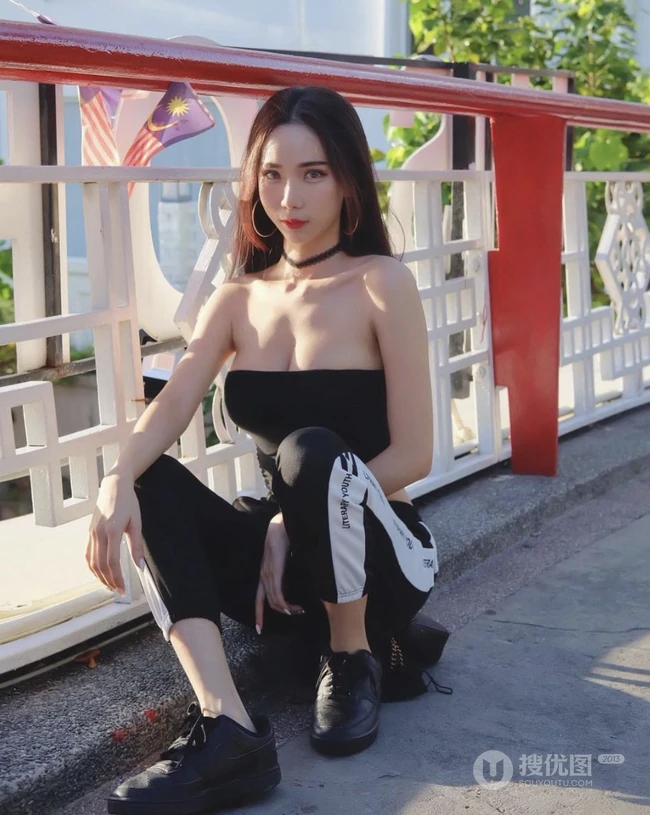 马来西亚网红女生沛妤气质紧身裙，紧身衣系列穿搭显凹凸有致身段生活照片
