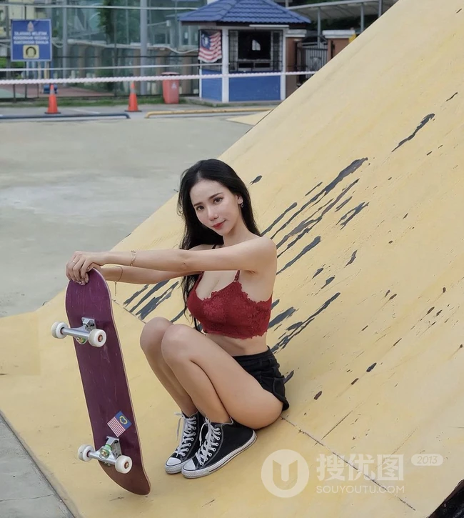 马来西亚网红女生沛妤气质紧身裙，紧身衣系列穿搭显凹凸有致身段生活照片