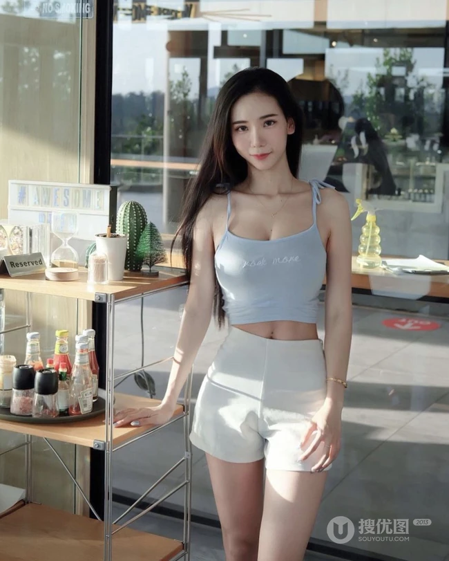 马来西亚网红女生沛妤气质紧身裙，紧身衣系列穿搭显凹凸有致身段生活照片