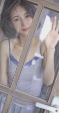 立秋的风还是有点燥热！齐肩短发小脸少女肩带背心短裤居家可爱甜美写真