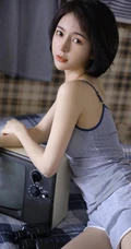 立秋的风还是有点燥热！齐肩短发小脸少女肩带背心短裤居家可爱甜美写真