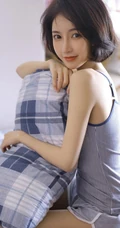 立秋的风还是有点燥热！齐肩短发小脸少女肩带背心短裤居家可爱甜美写真