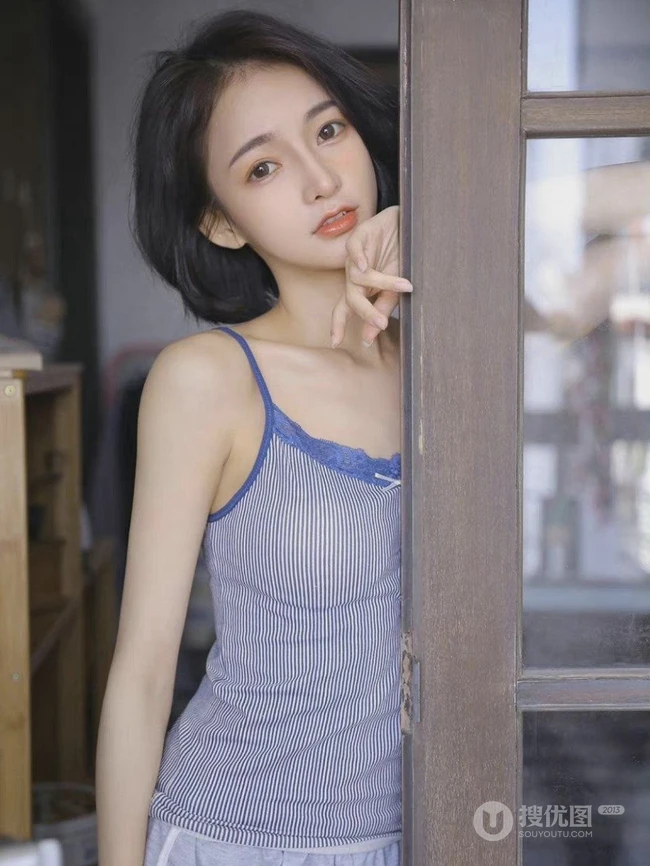 立秋的风还是有点燥热！齐肩短发小脸少女肩带背心短裤居家可爱甜美写真