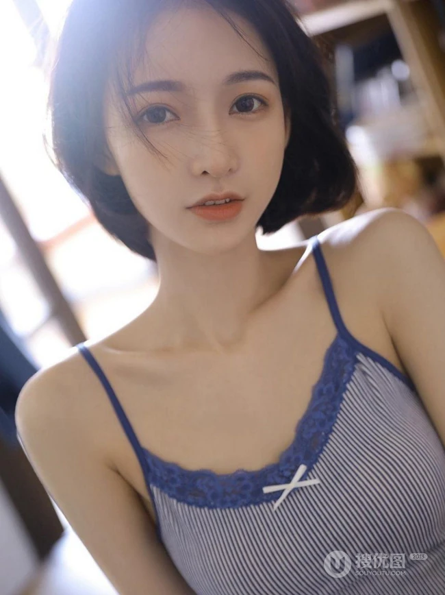 立秋的风还是有点燥热！齐肩短发小脸少女肩带背心短裤居家可爱甜美写真