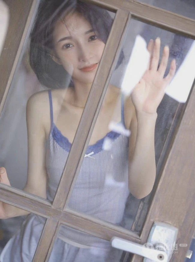 立秋的风还是有点燥热！齐肩短发小脸少女肩带背心短裤居家可爱甜美写真