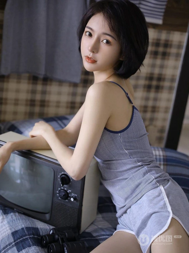 立秋的风还是有点燥热！齐肩短发小脸少女肩带背心短裤居家可爱甜美写真