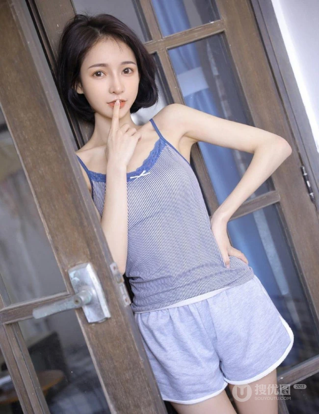 立秋的风还是有点燥热！齐肩短发小脸少女肩带背心短裤居家可爱甜美写真
