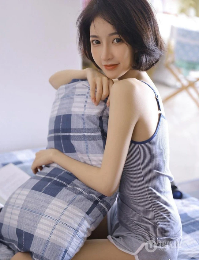 立秋的风还是有点燥热！齐肩短发小脸少女肩带背心短裤居家可爱甜美写真