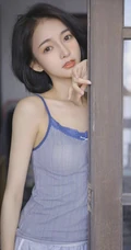 立秋的风还是有点燥热！齐肩短发小脸少女肩带背心短裤居家可爱甜美写真