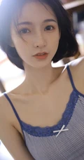 立秋的风还是有点燥热！齐肩短发小脸少女肩带背心短裤居家可爱甜美写真
