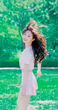 周洁琼化身清新元气少女着粉色短裙户外美拍写真手机壁纸图片