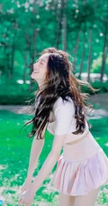 周洁琼化身清新元气少女着粉色短裙户外美拍写真手机壁纸图片