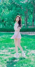 周洁琼化身清新元气少女着粉色短裙户外美拍写真手机壁纸图片