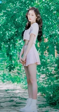 周洁琼化身清新元气少女着粉色短裙户外美拍写真手机壁纸图片