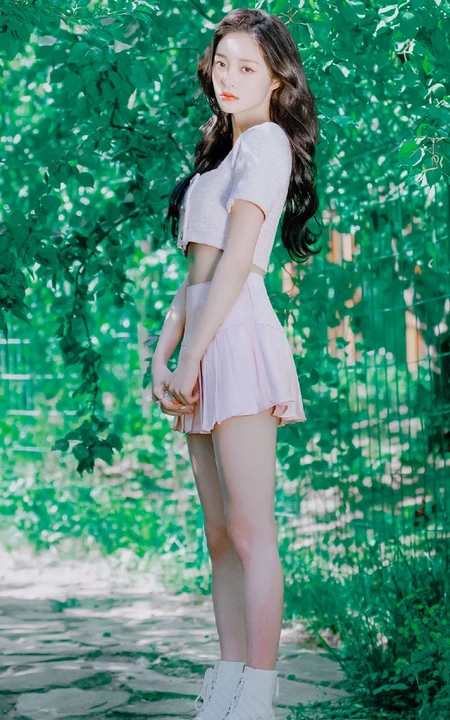 周洁琼化身清新元气少女着粉色短裙户外美拍写真手机壁纸图片
