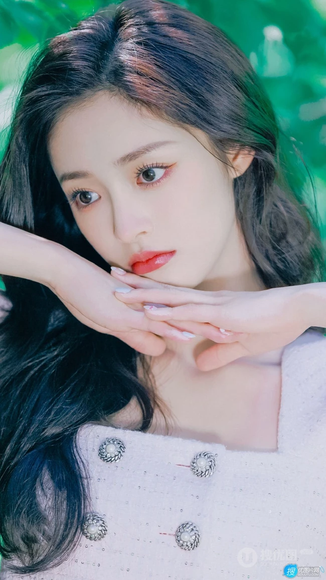 周洁琼化身清新元气少女着粉色短裙户外美拍写真手机壁纸图片