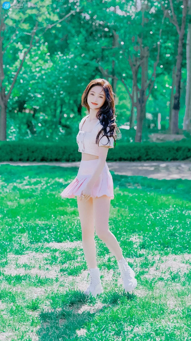 周洁琼化身清新元气少女着粉色短裙户外美拍写真手机壁纸图片