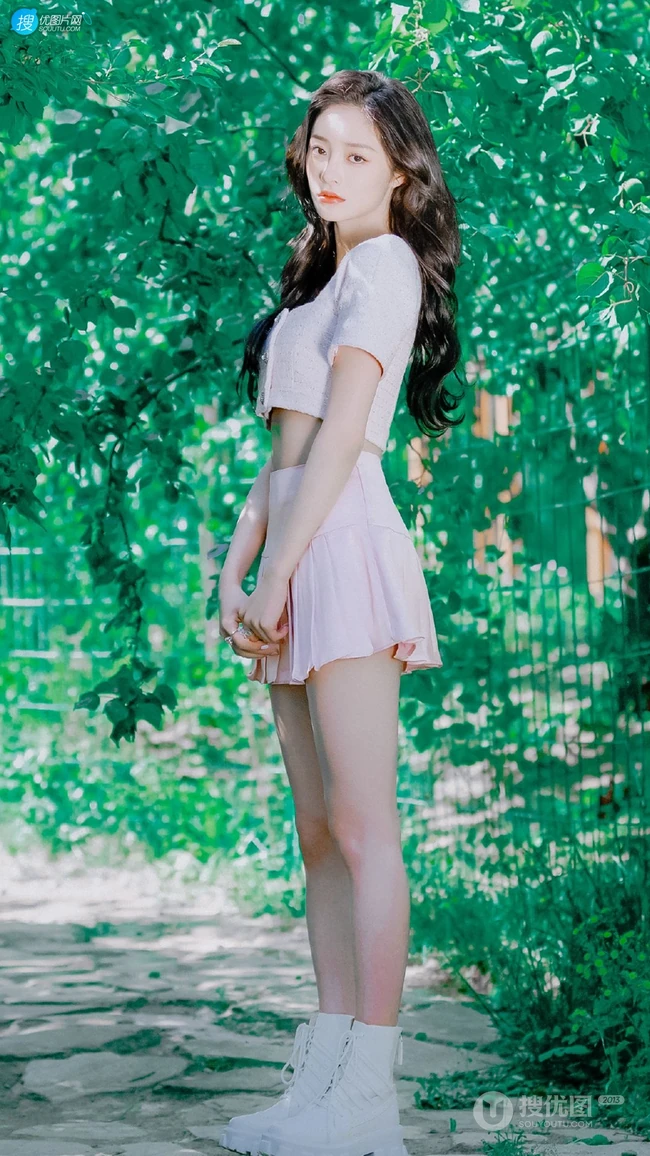 周洁琼化身清新元气少女着粉色短裙户外美拍写真手机壁纸图片
