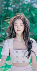 周洁琼化身清新元气少女着粉色短裙户外美拍写真手机壁纸图片