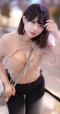 性感少女系列手机壁纸，2021年8月10精选少女手机壁纸杂图集
