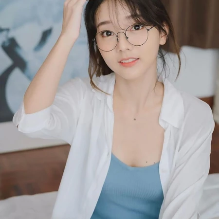 戴眼镜的真人背心短裤网图少女一人多张精选微信头像图片