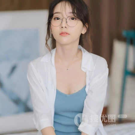 戴眼镜的真人背心短裤网图少女一人多张精选微信头像图片