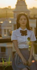 赵丽颖重回校园化身元气学院风少女，清新文艺白衣短裙制服着身，明媚动人