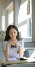 赵丽颖重回校园化身元气学院风少女，清新文艺白衣短裙制服着身，明媚动人