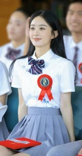 赵丽颖重回校园化身元气学院风少女，清新文艺白衣短裙制服着身，明媚动人