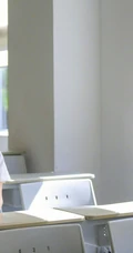赵丽颖重回校园化身元气学院风少女，清新文艺白衣短裙制服着身，明媚动人