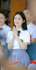 赵丽颖重回校园化身元气学院风少女，清新文艺白衣短裙制服着身，明媚动人