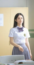 赵丽颖重回校园化身元气学院风少女，清新文艺白衣短裙制服着身，明媚动人