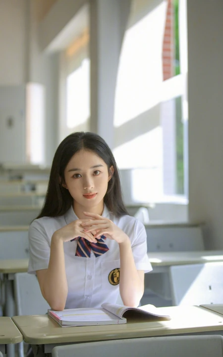 赵丽颖重回校园化身元气学院风少女，清新文艺白衣短裙制服着身，明媚动人