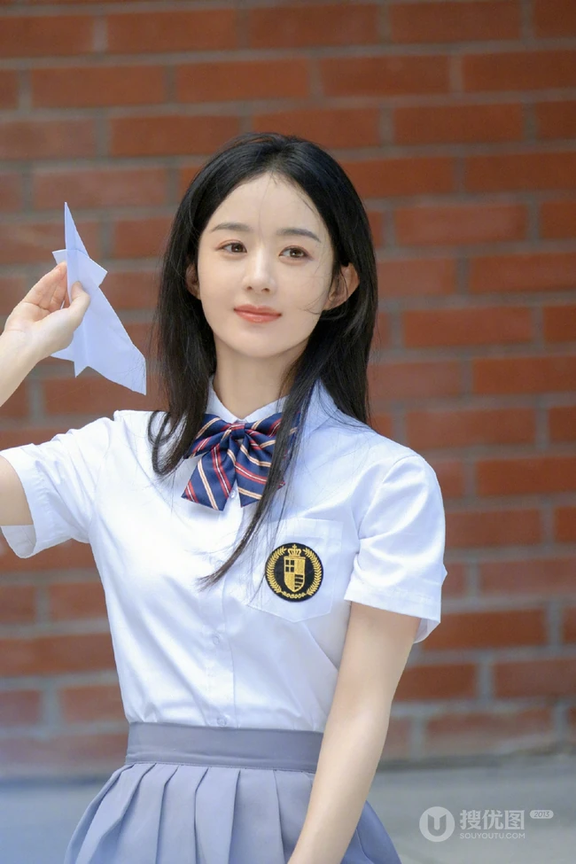 赵丽颖重回校园化身元气学院风少女，清新文艺白衣短裙制服着身，明媚动人