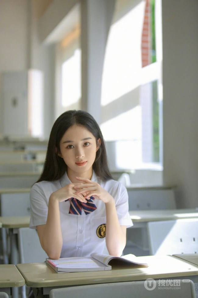 赵丽颖重回校园化身元气学院风少女，清新文艺白衣短裙制服着身，明媚动人