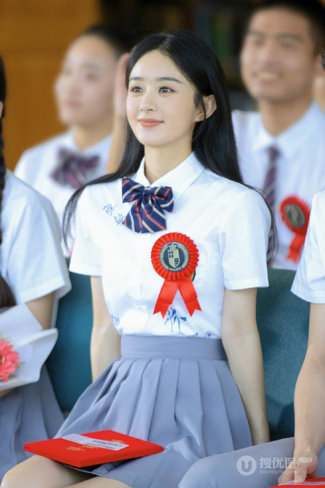 赵丽颖重回校园化身元气学院风少女，清新文艺白衣短裙制服着身，明媚动人
